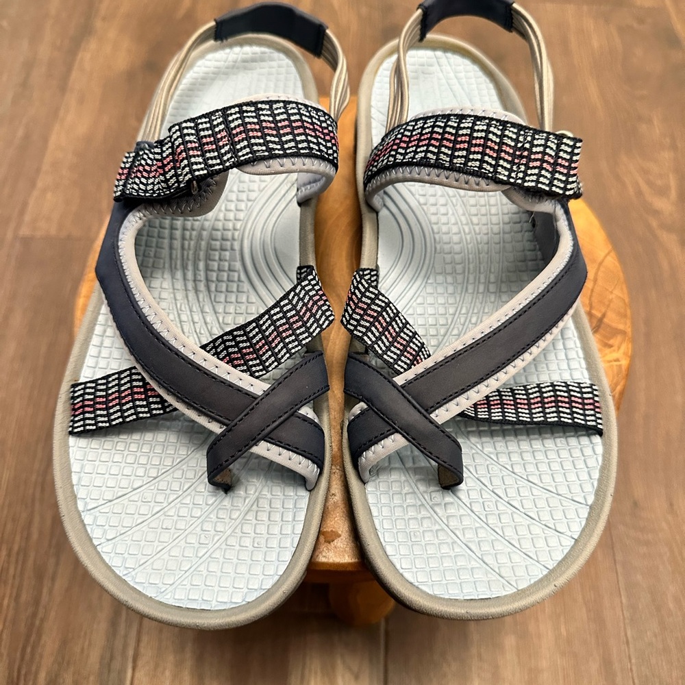 Bare Traps Women's Tayna Rebound Technology Strappy Sandal Navy Blue, Size 10